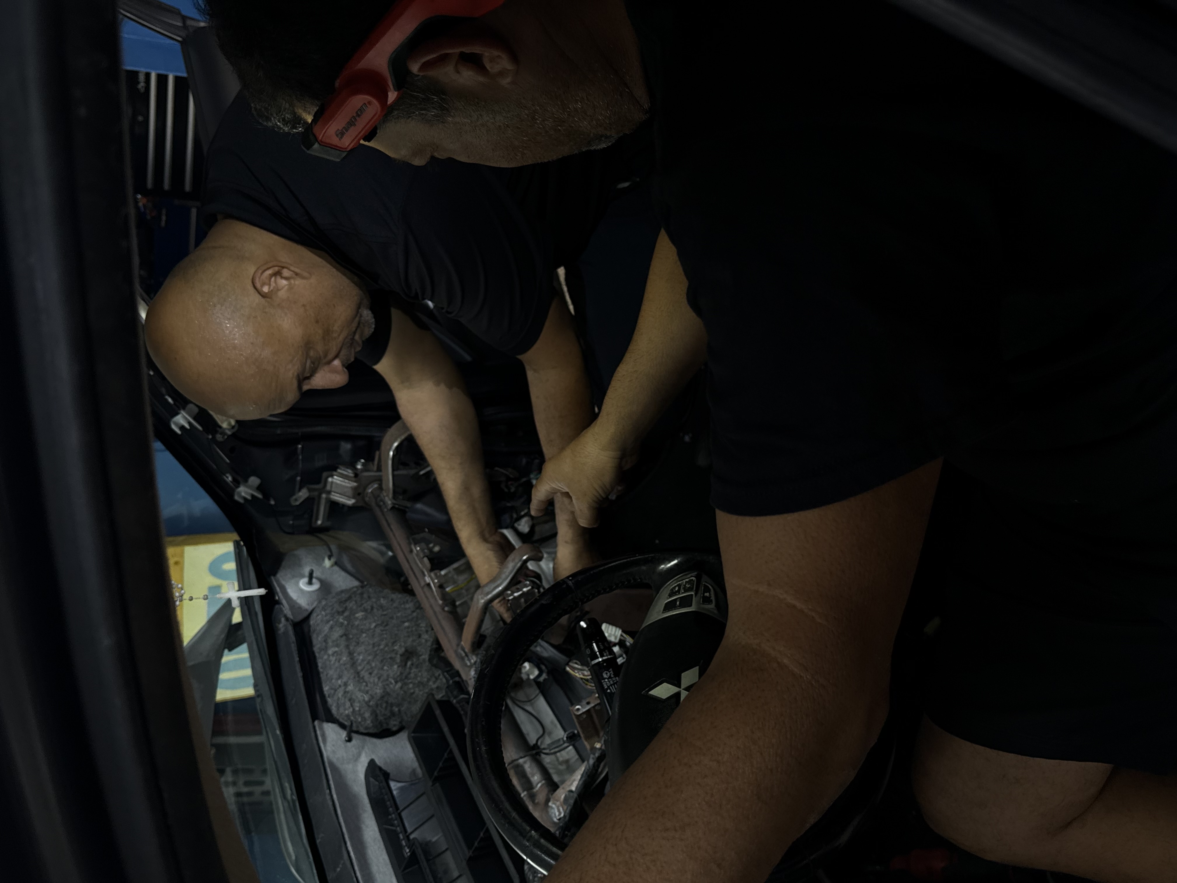 Equipo A1 Auto Air trabajando en AC automotriz